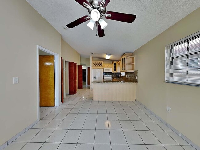 Building Photo - 2522 W 72nd St