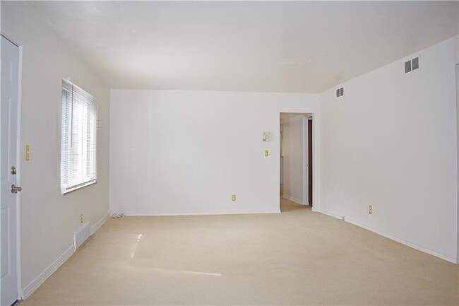 Building Photo - 100 Primrose Ave