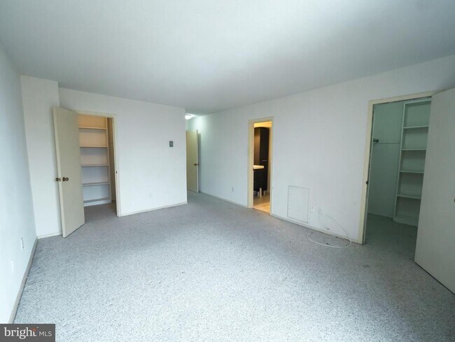 Building Photo - 6100 Westchester Park Dr