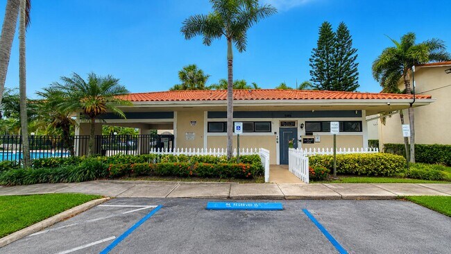 Building Photo - 1463 Lake Crystal Dr