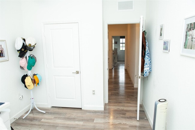 Building Photo - 1147 SW 7th Ave