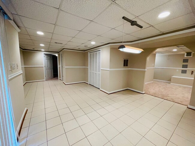 Building Photo - STAFFORD HOME - LARGE 5 BEDROOMS!