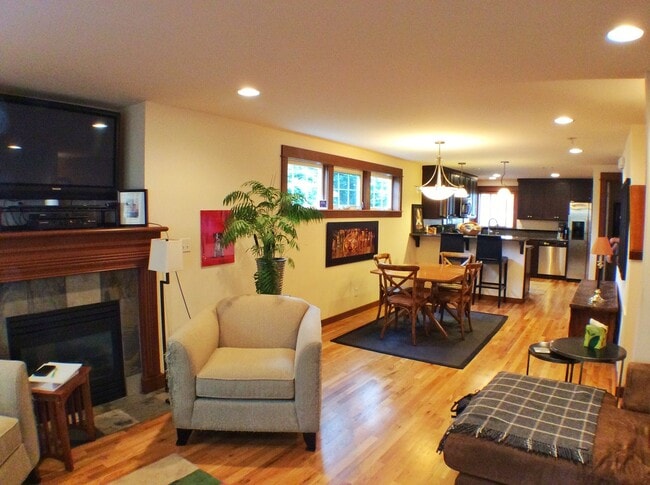 Building Photo - Bright and Sunny Townhouse