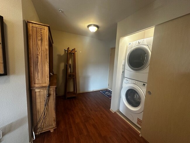 Building Photo - Fully Furnished Downtown Everett Condo wit...
