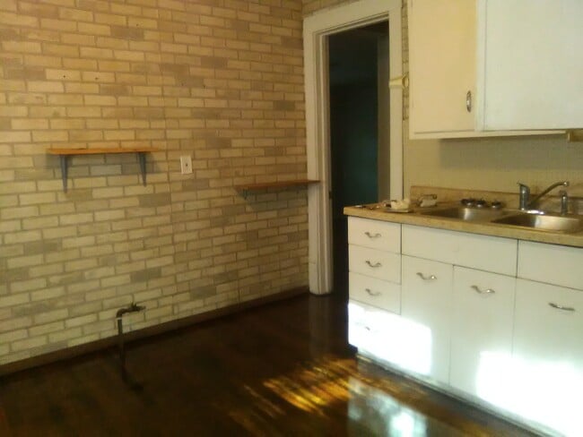 Building Photo - LARGE HOME IN MILLER!