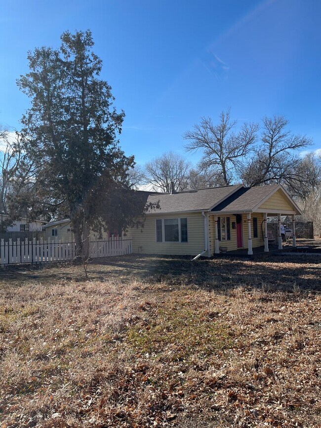 Building Photo - Cozy Cottage in Central Longmont