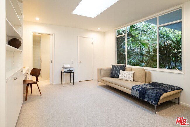 Building Photo - 1121 Loma Vista Dr