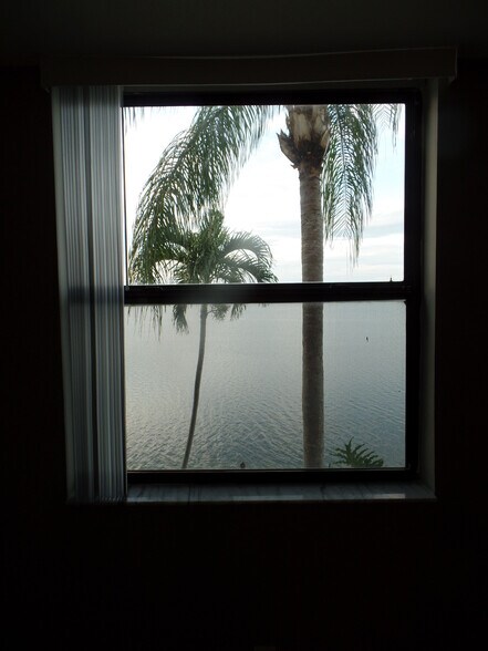 Building Photo - 118 Lake Emerald Dr