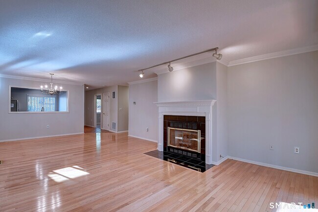 Building Photo - 4 Stonington Ct