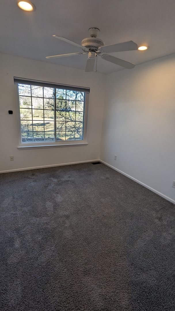 Building Photo - NICE 3 BDRM, 3 BATH, 2-CAR GARAGE + CLUBHO...