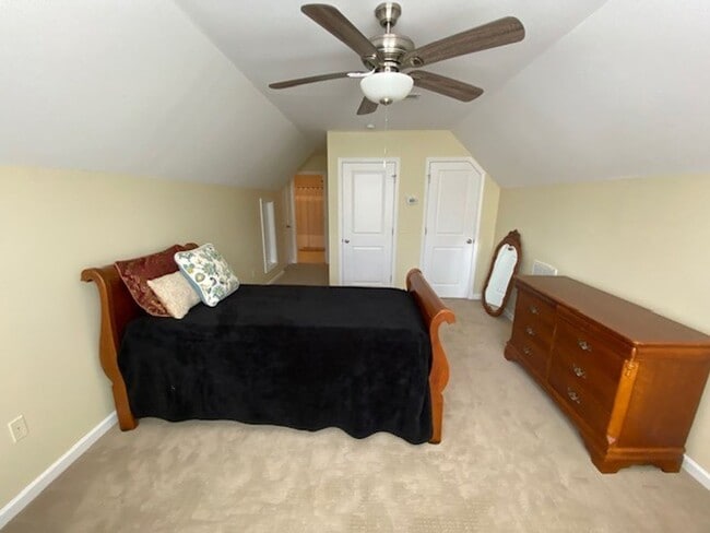 Building Photo - Welcome to this fully furnished 3-bedroom, 3-bathroom townhouse located in the vibrant Hawkeswate...