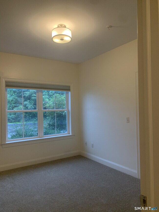 Building Photo - 502 Edgewater Cir