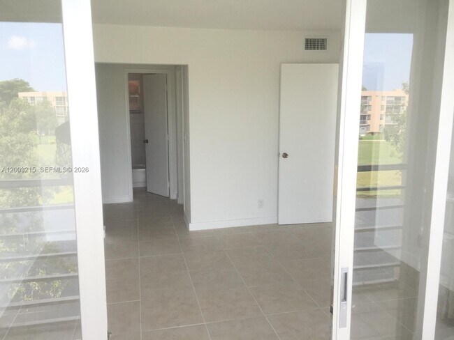 Building Photo - 9431 Live Oak Pl