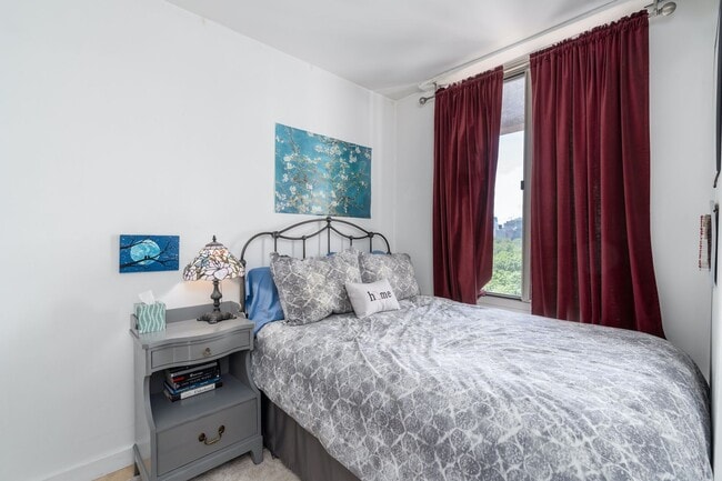 Building Photo - Sunny 2 BR at Claridge House Coop