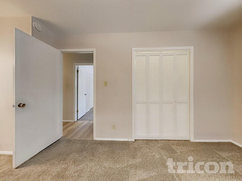 Building Photo - 1045 Crown Dr
