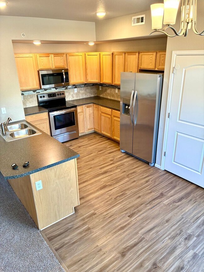 Building Photo - ***2 WEEKS FREE***West Greeley Spacious Townhome With New Carpet!