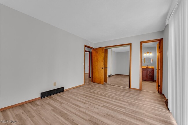 Building Photo - 1021 Larchview Dr