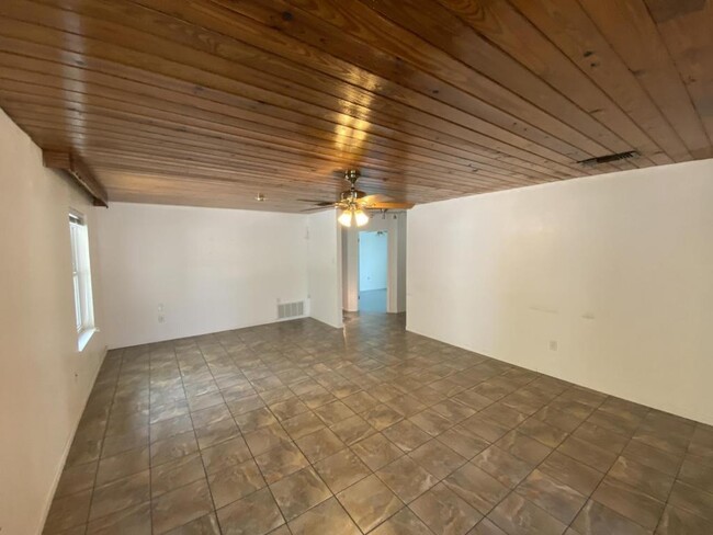 Building Photo - 1122 Rhonda Lee St