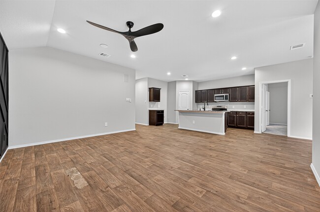 Building Photo - 40320 Hilltop Pr Dr