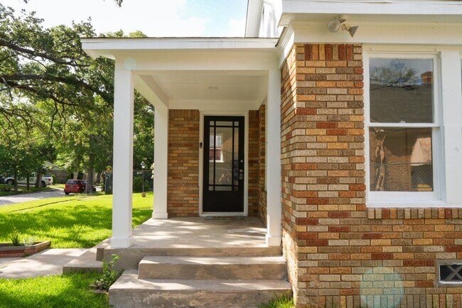 Building Photo - 1569 Elliott St