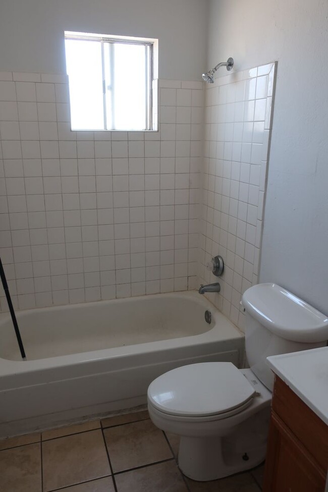 Building Photo - Central 2 Bedroom Apt Only $ 925 a Month w...