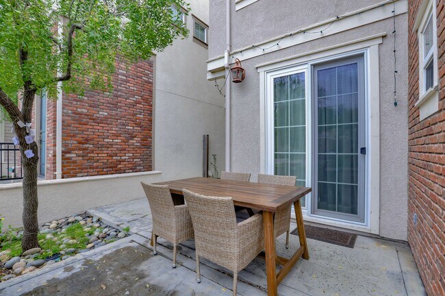 Building Photo - UPGRADED HOME WITH POPULAR FLOOR PLAN ELEG...