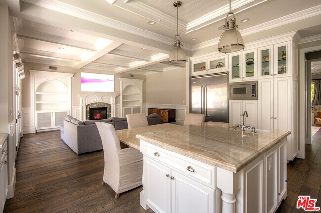 Building Photo - 12142 Hollyglen Pl