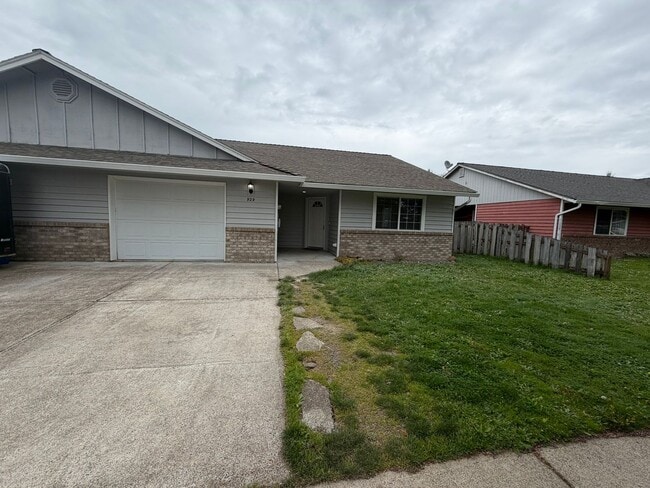 Building Photo - Large 2 Bedroom with Fenced Yard!