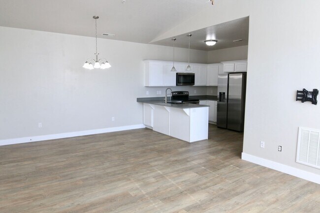 Building Photo - Lovely Top Level Condo For Rent