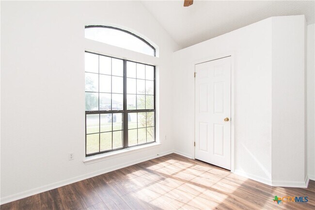 Building Photo - 214 Appaloosa Dr