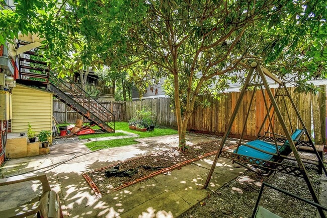 Building Photo - 411 Peden St