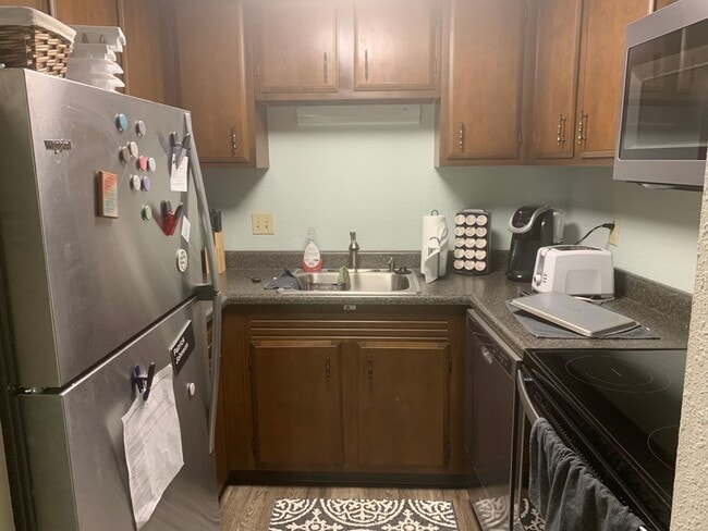 Building Photo - 2 bedroom, 1.5 bath bath two story duplex near parks and trails, lawn and snow included