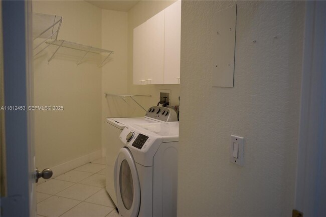 Building Photo - 991 Crestview Cir