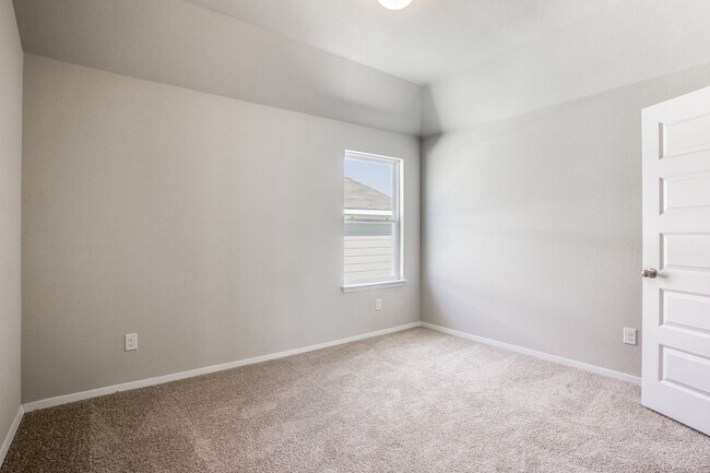 Building Photo - Newer cottage home in Cloverleaf community...