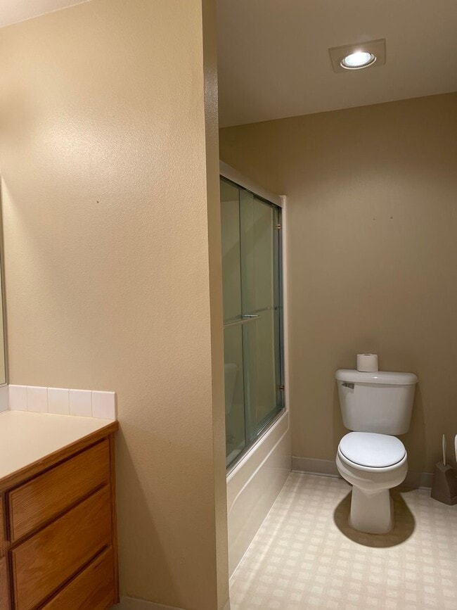 Building Photo - Beautiful and Well Maintained 2 Bed and 2....
