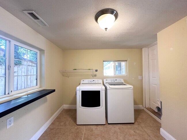 Building Photo - Gorgeous 3 Bed 2 Bath w/ Brand New Deck Patio Home in Cedar Hills! MOVE IN SPECIAL!