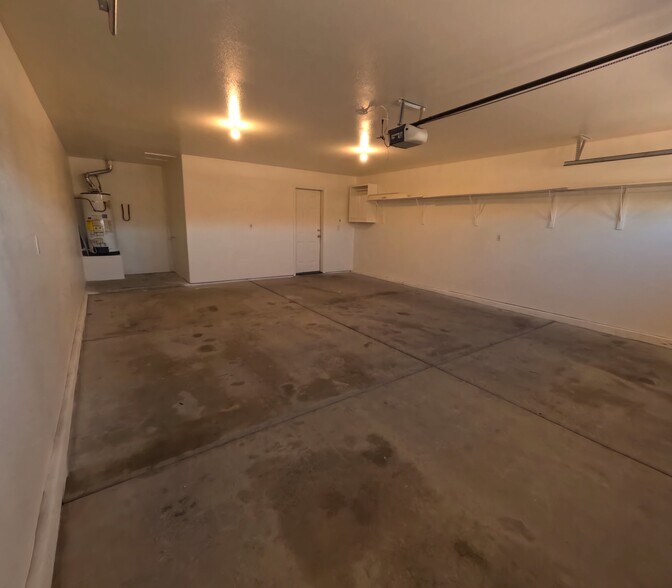 Building Photo - 2112 E Desert Lakes Dr