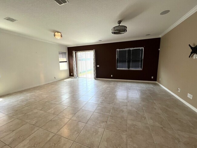 Building Photo - Spacious 3-Bed/2-Bath Rental in Sola Vista – Modern Comfort Meets Florida Living!