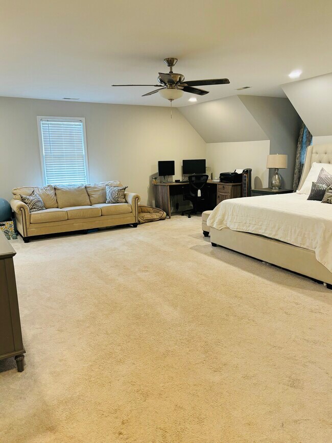 Building Photo - 303 Stonehaven Ln