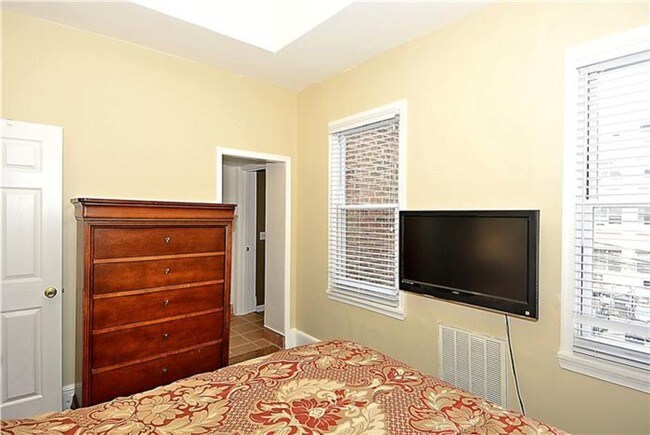 Building Photo - 817 6th St NW