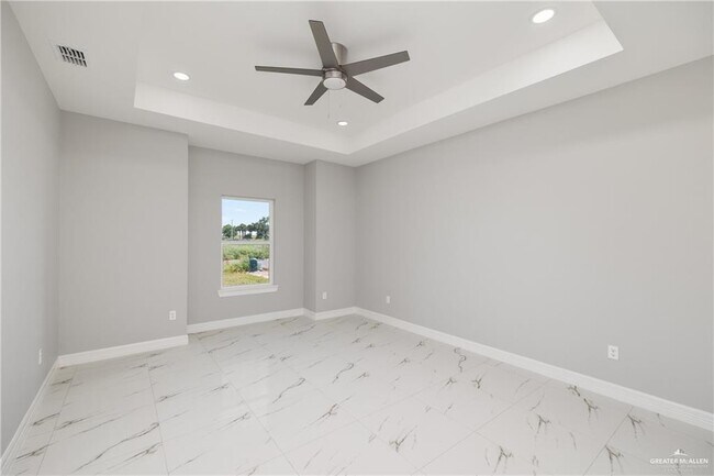 Building Photo - 13 Fairway Dr