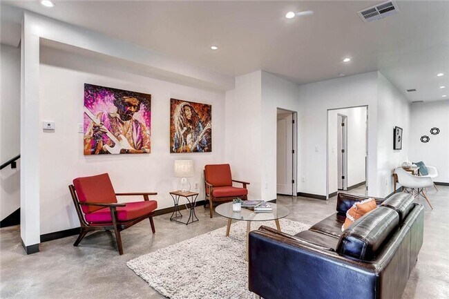 Building Photo - Luxurious 4-bedroom Townhome