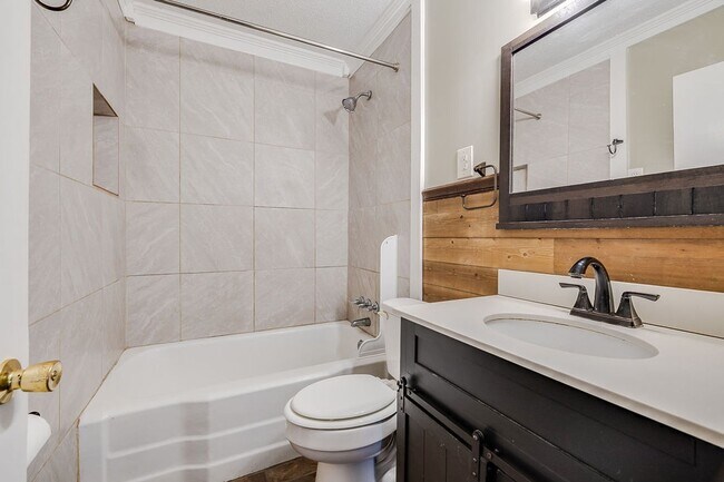 Building Photo - Spacious 3BR Home in Newington – Quiet Living with Room to Enjoy