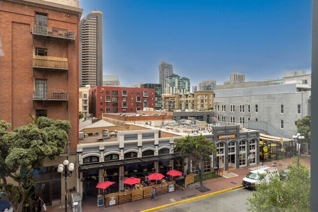 Building Photo - Modern 2 Bed/ 2 Bath Condo in the Heart of...