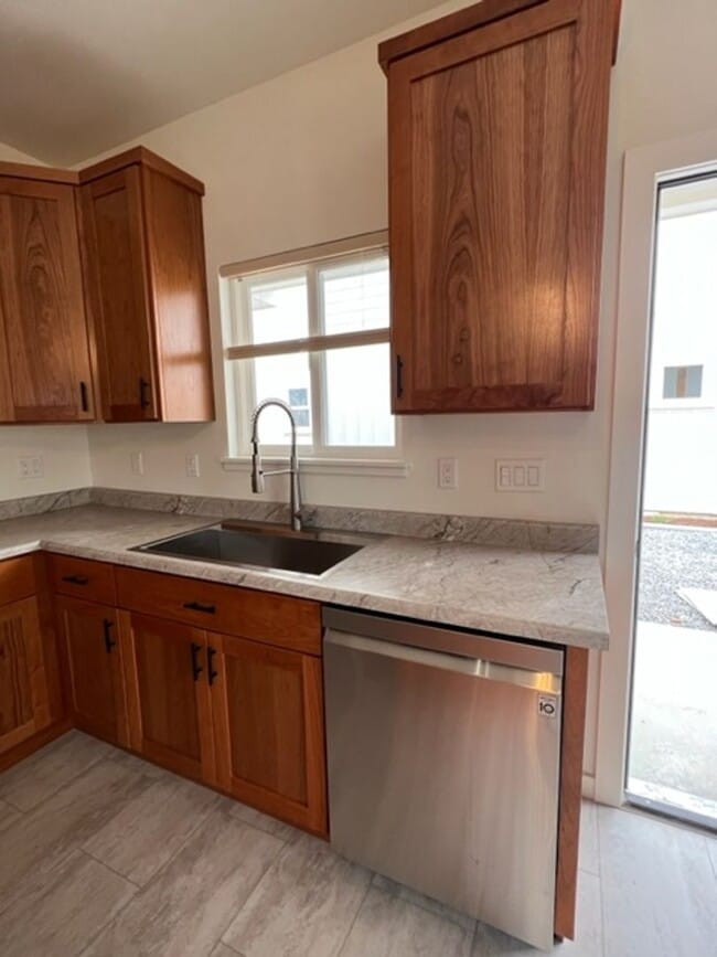 Building Photo - NEWER 3/2 Construction in Eureka! Beautifu...