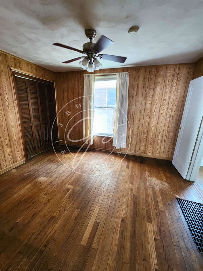 Building Photo - 4 bed 2 bath with 1st floor bedroom and ba...