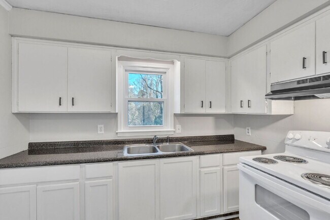 Building Photo - Freshly Updated 2BR / 1BA Single-Level Duplex $1350/mo rent***