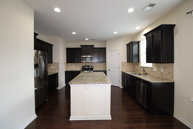 Building Photo - 870 Cormier Dr