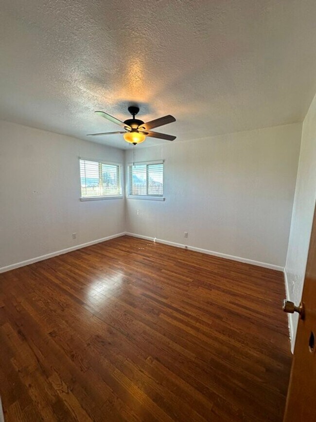 Building Photo - Updated home in Henley School District