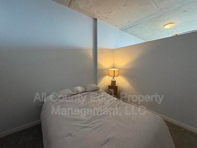 Building Photo - 235 W Van Buren St